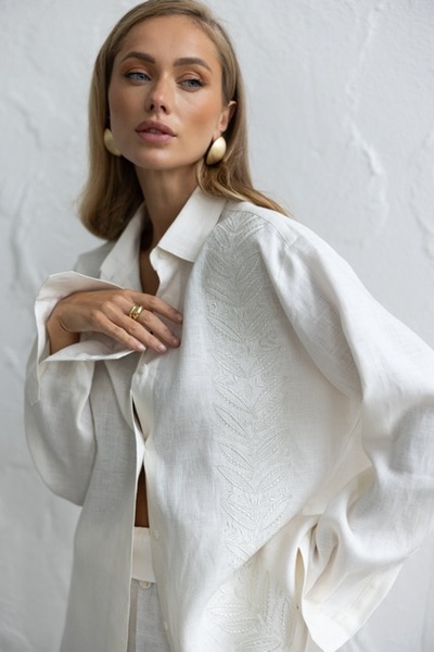 White linen shirt with embroidery m-l