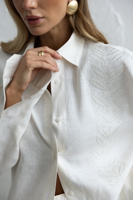 White linen shirt with embroidery xxs