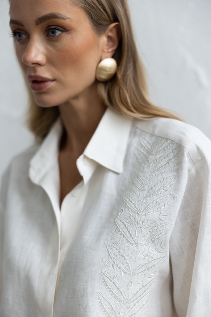 White linen shirt with embroidery xxs