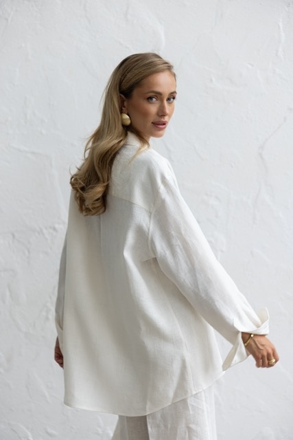 White linen shirt with embroidery m-l